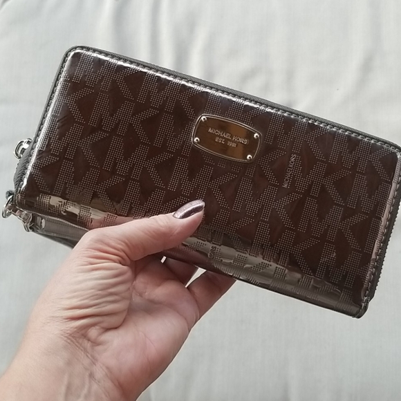 Michael Kors Handbags - SALE💥Large MK Jet Set Wallet